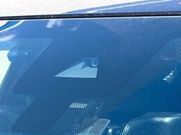 【インテリジェントエマージェンシーブレーキ】フロントカメラで前方の車両や歩行者を検知。衝突しそうな時は衝突被害軽減ブレーキが作動、衝突回避をサポート。より安全にドライブをお楽しみいただけます。