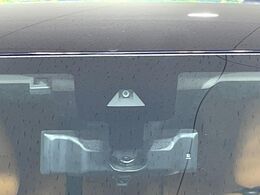 【インテリジェントエマージェンシーブレーキ】フロントカメラで前方の車両や歩行者を検知。衝突しそうな時は衝突被害軽減ブレーキが作動、衝突回避をサポート。より安全にドライブをお楽しみいただけます。