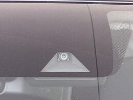 【エマージェンシーブレーキ】走行中に前方の車両等を認識し、衝突しそうな時は警報とブレーキで衝突回避と被害軽減をアシスト。より安全にドライブをお楽しみいただけます。