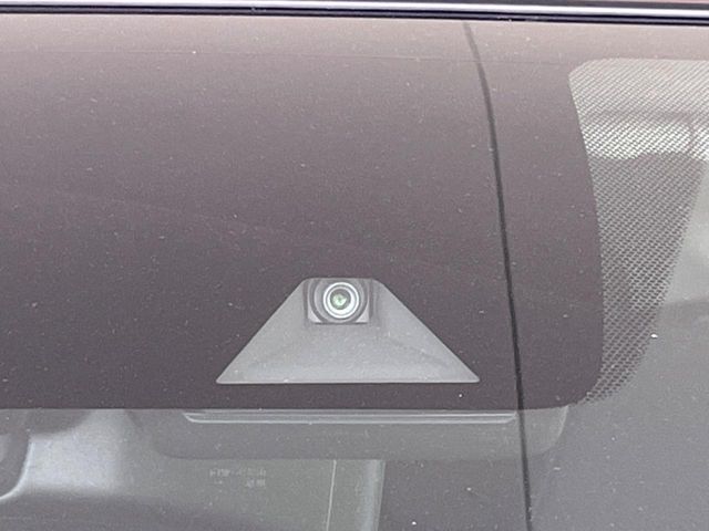 【エマージェンシーブレーキ】走行中に前方の車両等を認識し、衝突しそうな時は警報とブレーキで衝突回避と被害軽減をアシスト。より安全にドライブをお楽しみいただけます。