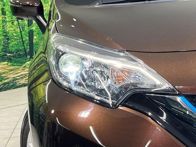 【LEDヘッドライト】悪天候や夜間走行時も良好な視界を確保し安心して運転できる高輝度LEDヘッドライトを装備！点灯速度が早く、消費電力も抑えられています。