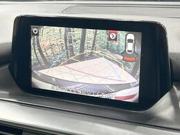 【バックカメラ】駐車時に後方がリアルタイム映像で確認できます。大型商業施設や立体駐車場での駐車時や、夜間のバック時に大活躍！運転スキルに関わらず、今や必須となった装備のひとつです！