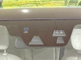 【スマートシティブレーキサポート】低速走行中に前方の車両等を認識し、衝突しそうな時は警報とブレーキで衝突回避と被害軽減をアシスト。より安全にドライブをお楽しみいただけます。