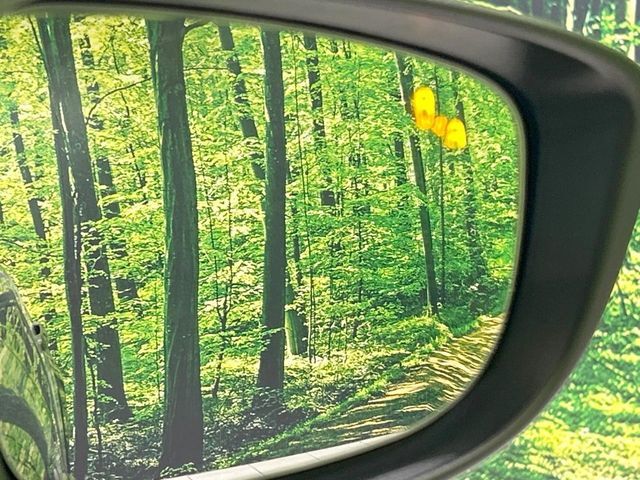 【ブラインドスポットモニタリング】走行中、ドアミラーの死角になりやすい箇所に後続車が接近するとサイドミラー付近に警告を表示、ドライバーに注意喚起をしてくれます。