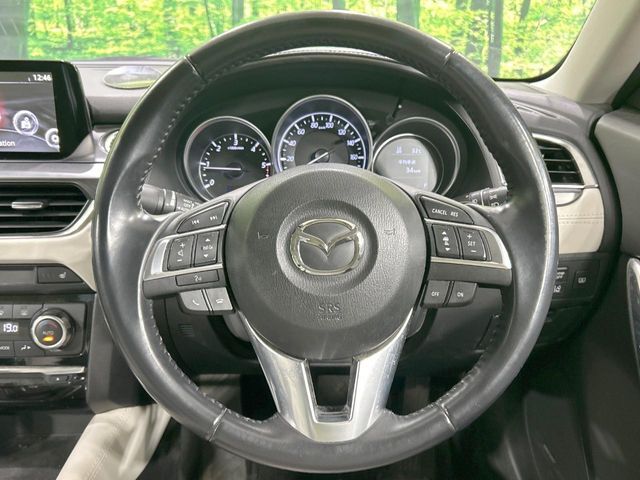 【純正革巻きステアリング】上質な革を使用することで、手にしっかり馴染みとても運転しやすいハンドルです♪
