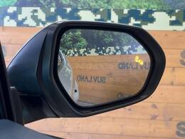 【ブラインドスポットモニター】走行中、ドアミラーの死角になりやすい箇所に後続車が接近するとサイドミラーのレンズに警告を表示！ドライバーに注意喚起をしてくれます。