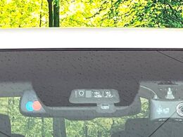 【三菱e-Assist】走行中に前方の車両等を認識し、衝突しそうな時は警報とブレーキで衝突回避と被害軽減をアシスト。より安全にドライブをお楽しみいただけます。