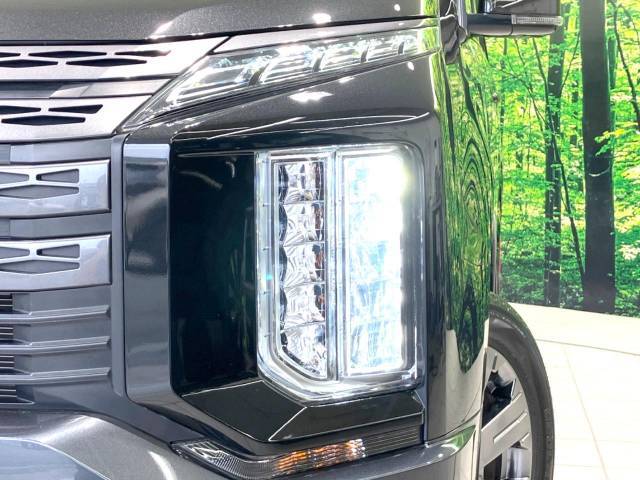 【LEDヘッドライト】悪天候や夜間走行時も良好な視界を確保し安心して運転できる高輝度LEDヘッドライトを装備！点灯速度が早く、消費電力も抑えられています。