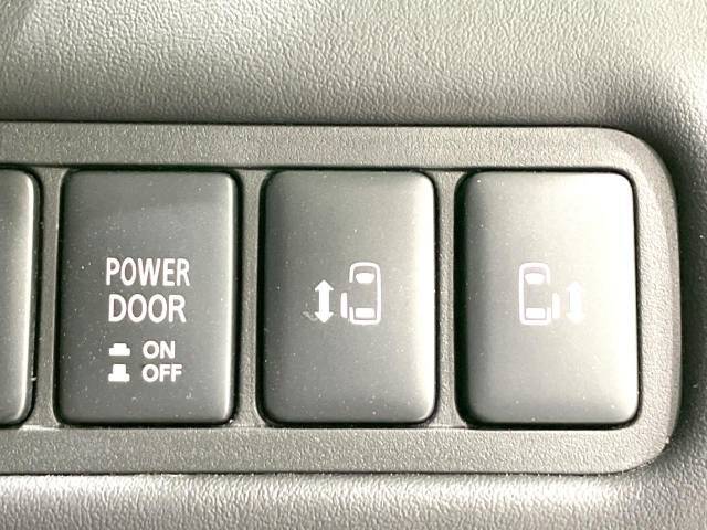 【両側パワースライドドア】スマートキーや運転席のスイッチで後席両側スライドドアの開閉が可能♪電動だから力を入れてドアを開ける必要が無く、小さなお子様でも簡単に開け閉めでき快適です♪