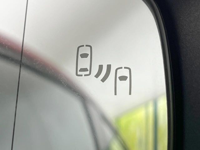 【ブラインドスポットモニター】走行中、ドアミラーの死角になりやすい箇所に後続車が接近するとサイドミラーのレンズに警告を表示！ドライバーに注意喚起をしてくれます。