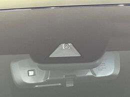 【プリクラッシュセーフティ】前方の車両等を検知し、衝突しそうな時は警報で注意を促し、ブレーキを踏む力をサポート。ブレーキを踏めなかった場合は衝突被害軽減ブレーキが作動、衝突回避をサポートします。