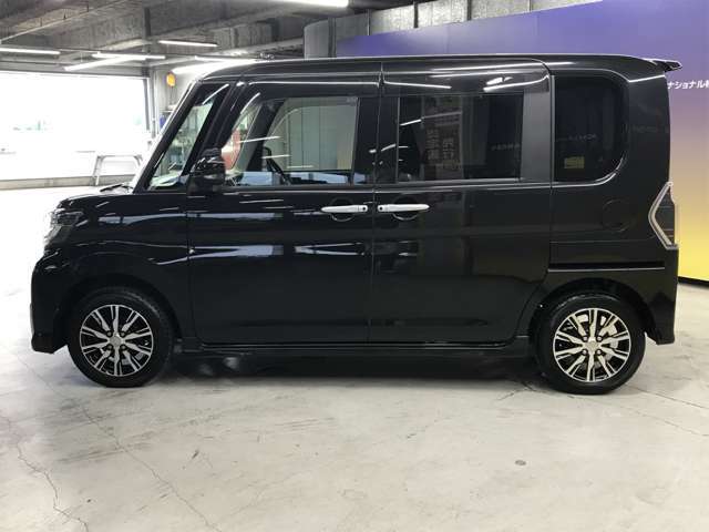 エンジンルーム、室内、クリーニング済みです。厳選したお車を屋内展示場にて展示中☆車両品質には自信がございます！ぜひ一度ご来店ください！！