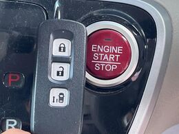 【Hondaスマートキー】カバンやポケットに入れたままでもドアの施錠・解錠が可能なスマートキーを装備。エンジンのオン・オフ時もカギを取り出す必要が無いからとっても便利です♪