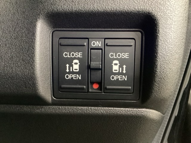 リアドアは乗り降りに便利な両側電動スライドドアです。また運転席に座っていながらスイッチ操作で自在にスライドドアを開け閉めできます。