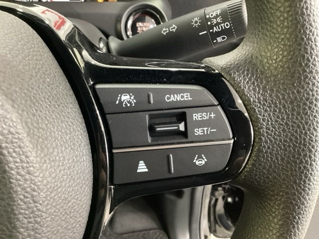 ハンドルにHondaセンシング系のクルーズコントロールやレーンキープアシストなどの操作スイッチが装備されています。ハンドルから手を離さず安全に操作できます。