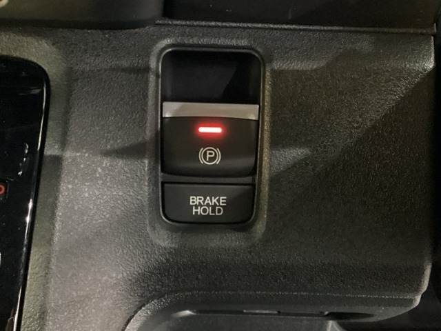 セレクトレバーの右に電子制御パーキングブレーキがあります。スイッチひとつで、停車した地点の傾斜などをシステムが検知・判断してブレーキ力を自動的に最適制御し、しっかり停車できるパーキングシステムです。