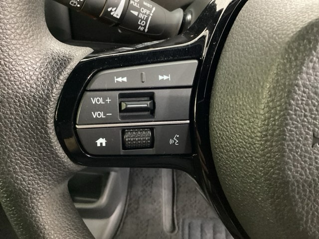 オーディオのチャンネル変更やボリュームなどの操作スイッチの他に、レフトセレクターホイールがついています。中央部を指先で上下に動かすことで、マルチインフォメーション・ディスプレイの各表示が確認できます。