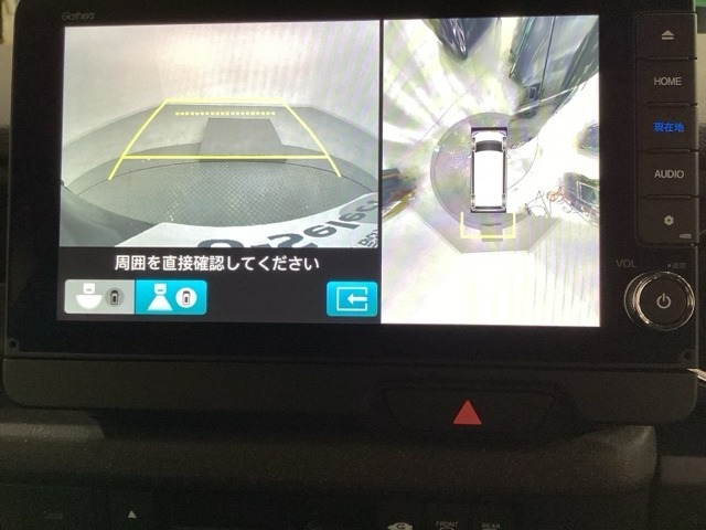 マルチビューカメラシステム搭載車です。お車の周囲を全方位でカバーします。後方・前方・両脇と、コンディションが悪い視界でもカラーモニターに映し出した映像がドライバーをサポートします。