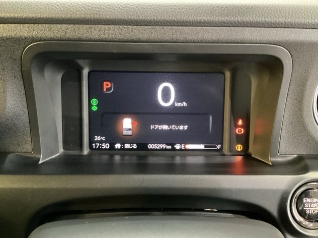 デジタル表示のスピードメーターとタコメーター、燃費やオドメーターなどの表示の他に、ホンダセンシング機能などの表示もできる多機能なマルチインフォメーション・ディスプレイです。