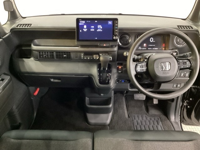 車内は光触媒抗菌消臭施工済です。スタイリッシュなデザインでスポーティなインパネ周りを演出します。グローブボックスやカップホルダーのほかにトレーなどたくさんの収納スペースが付いています。