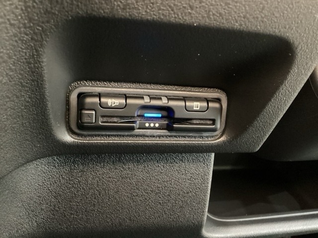 ハンドルの左下にETCがついています。高速道路の料金所の通過も楽々です。　カードの取り出しもしやすい場所についています。