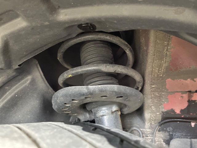 お車を安心してお乗りいただく為には、足回りの定期点検が欠かせません。サービスサポート（有償保証）では無料点検もご提供しており、安心のカーライフをお過ごしいただけるサポート体制が整っています。
