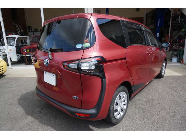 エンジンオイルは汚れ具合に関わらず、全てのお車交換しております。当店のこだわりの1つです。