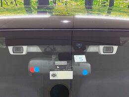 【アイサイトVer3】前方の車両等を検知し、衝突しそうな時は警報で注意を促し、ブレーキを踏む力をサポート。ブレーキを踏めなかった場合は衝突被害軽減ブレーキが作動、衝突回避をサポートします。