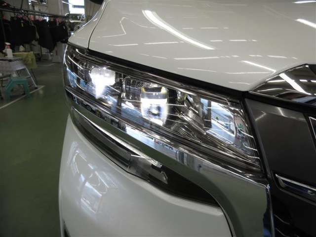 高輝度でしかも消費電力の少ないLEDをハイ、ロービームに採用。