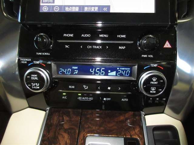 フルオートエアコン（前席左右・前後独立コントロール式）