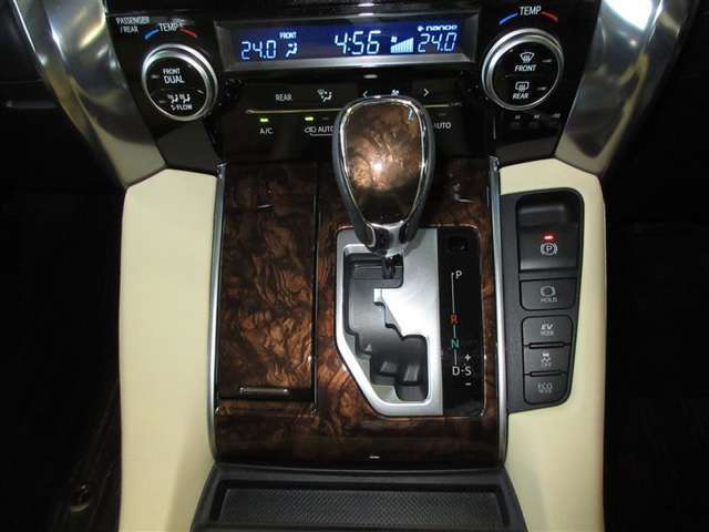 高級車の定番、ゲート式シフト。マニュアル感覚でシフトチェンジできる6速シーケンシャルシフトマチック搭載。