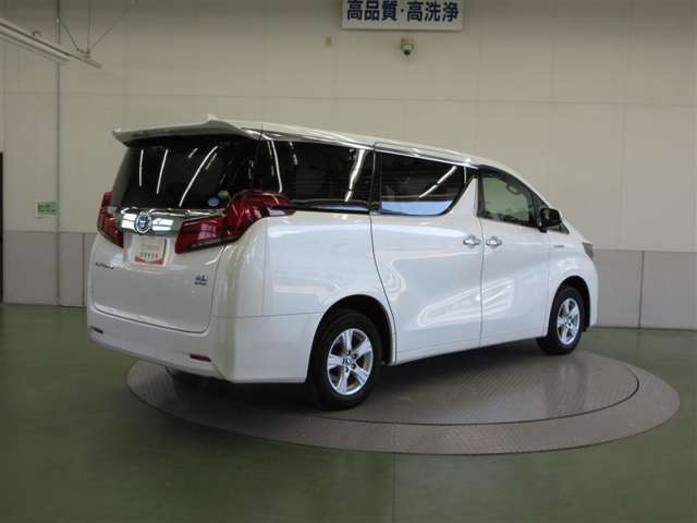 リヤサスペンションは、高級車の定番ダブルウィッシュボーンを採用。優れたコーナリングと乗り心地を実現。