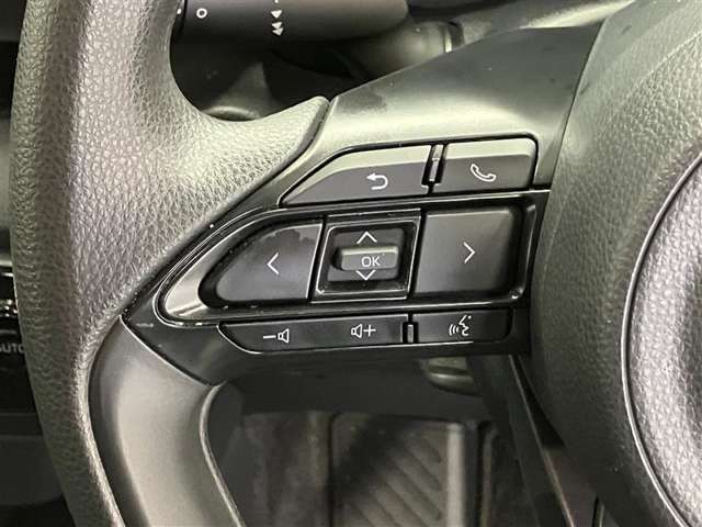 運転中、オーディオの操作をしてて、ハッとしたことはありませんか？ステアリングスイッチは、運転中でもハンドルでオーディオの操作が可能です。安全なドライブをサポートします。