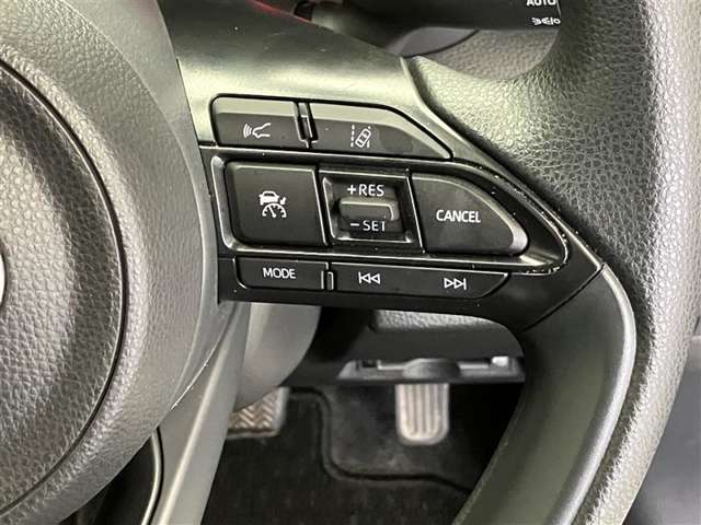前方の車との車間を設定し、スピードを上げたり緩めたりを自動で行ってくれる追尾式の「レーダークルーズ」。上級装備の一つです！高級車にしかつかない嬉しい機能です。