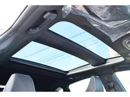 ■メーカーオプションのパノラマルーフが装備されており、車内に心地いい開放感を与えてくれます