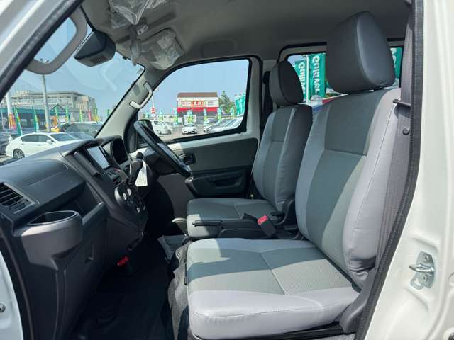 通気性に優れたファブリックコンビシートを採用。長時間の運転でも蒸れにくく、快適な座り心地を提供します。