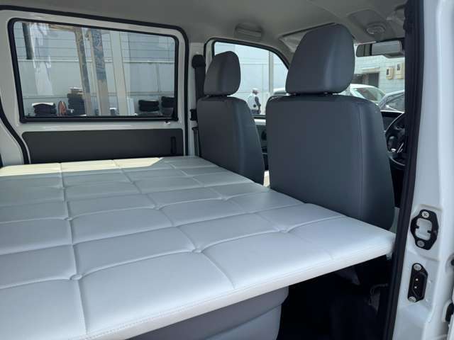 二列目にもベッドキットを設け、フルフラット化による快適空間を実現。業務用の荷物運搬やアウトドア時の車中泊にも対応します。