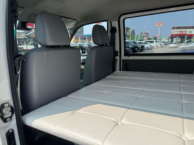 二列目にもベッドキットを設け、フルフラット化による快適空間を実現。業務用の荷物運搬やアウトドア時の車中泊にも対応します。