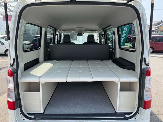 実用性の良いベッドキットを装着。業務時の荷室整理はもちろん、プライベートでも車中泊や仮眠に使える便利なアイテムです。
