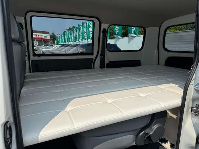 二列目部分にもベッドキットを設置。フルフラット化で広々とした空間が生まれ、車中泊や荷室拡張時にも便利に使えます。