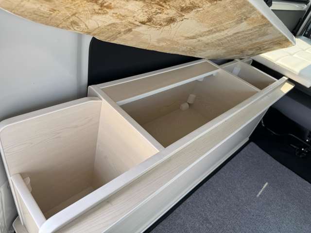 ベッドキット下には大容量の収納スペースを確保。工具や荷物をスマートに収納でき、車内スペースを有効に活用できます。