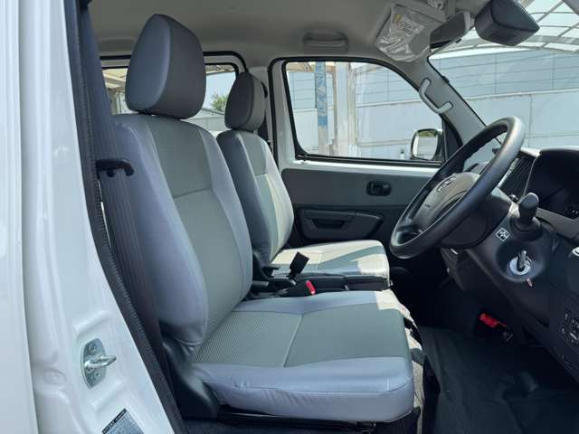 通気性に優れたファブリックコンビシートを採用。長時間の運転でも蒸れにくく、快適な座り心地を提供します。