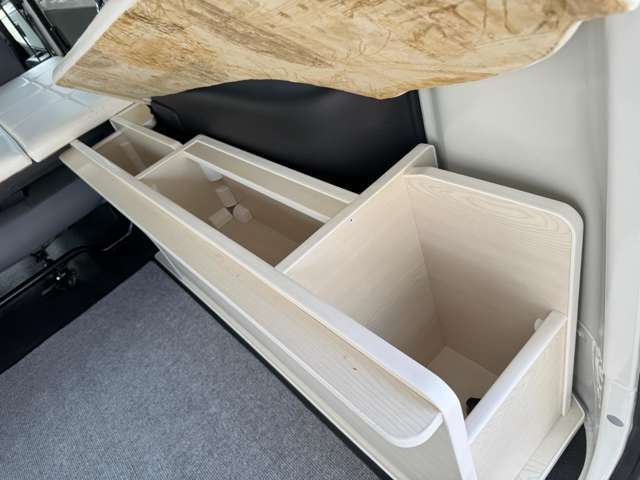 ベッドキット下を収納スペースとして活用。頻繁に使う道具やアウトドア用品の収納に便利で、整頓された荷室が実現します。