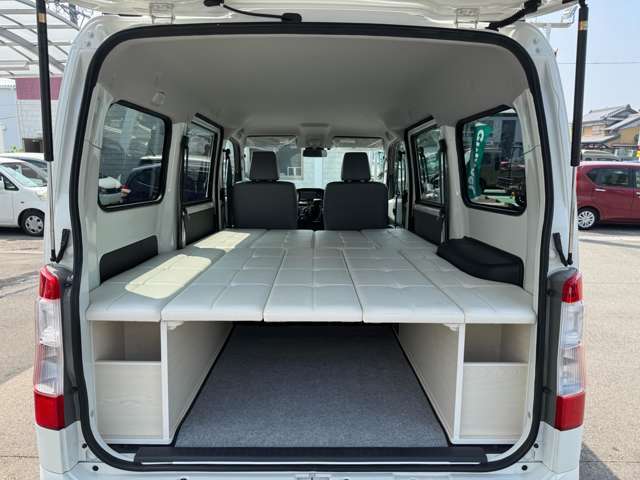 荷室にベッドキットを装備。フラットスペースが簡単に作れ、車中泊や休憩スペース、荷物の整理など多用途に活用できます。