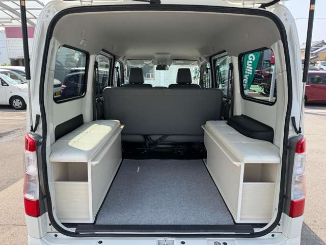 車中泊仕様に便利なベッドキットを搭載。アウトドアや長距離ドライブで快適な休憩空間を確保し、日常使いにも便利な装備です。