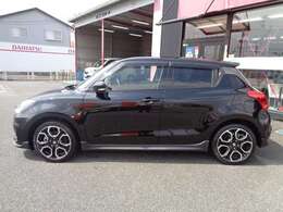 お車を見られる際には是非エンジンルームもチェックしてみてください！その仕上がりに驚かれるはずです！！