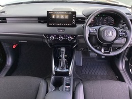 車内は光触媒抗菌消臭施工済です。インパネ周りはスタイリッシュなデザインで機能や装備も充実しています。グローブボックスやカップホルダーのほかにトレーなどたくさんの収納スペースが付いています。