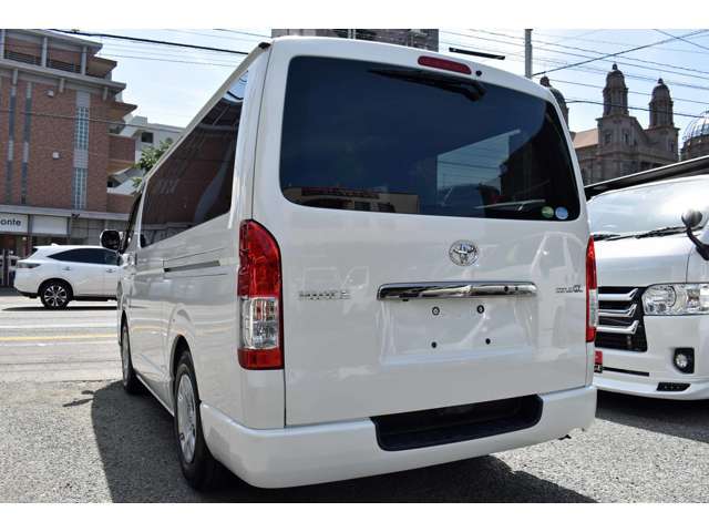 仕入れ担当者の厳しいチェックを受けた車輌をハイエースの事を知り尽くしたサービスエンジニアが入念な点検整備を実施し、外装の小キズや内装の汚れをを徹底的に仕上げて初めて店頭に並びます。
