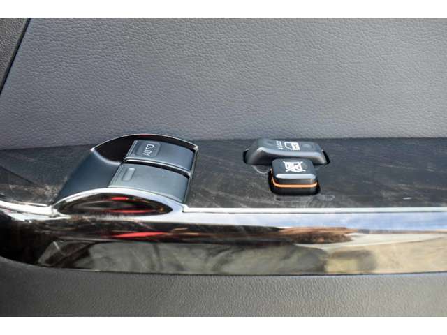 今では当然と思われるパワーウィンドウですが、ハイエースの約半数の車両にこの装備がありません。付いていて当たり前、付いてなくては不便なこの装備、当社の車両はすべて純正パワーウィンドウ装備です。