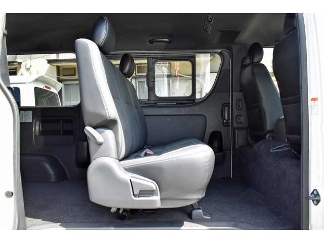 荷室のマットも中古車のほとんどに破れなどの痛みが生じております。当社では常時新品マットを50枚以上在庫しており、状況に応じて新品のマットと交換しております。
